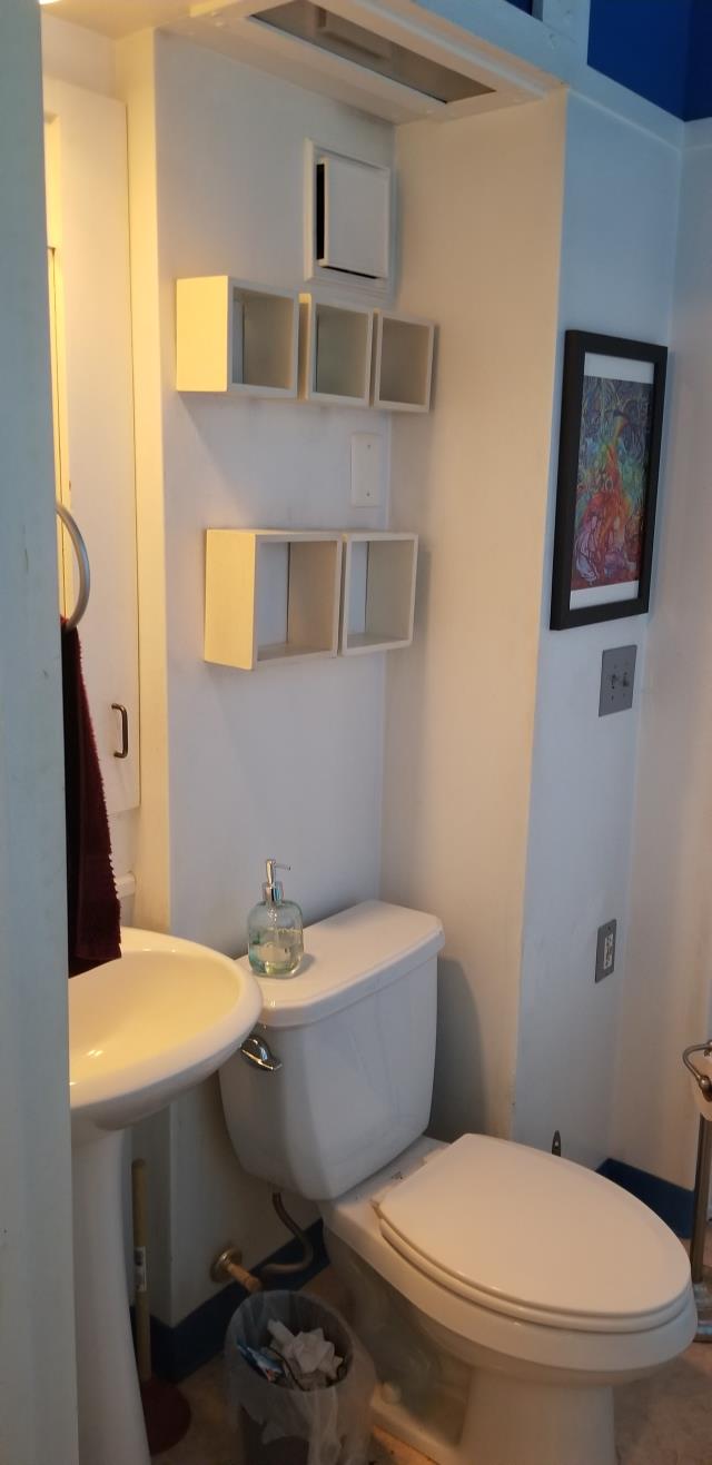 2140 E Leland - 1st Floor Bath